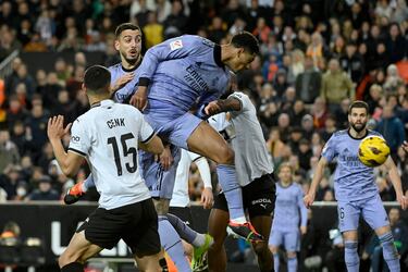 Minuto 98, córner que lanza Modric, despeja el portero del  Valencia, controla el balón Brahím Díaz en la frontal, se va a la banda derecha, centra y Bellingham remata de cabeza superando a Giorgi Mamardashvili.