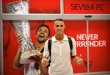 El guardameta griego aterriza en Nervión en busca de protagonismo y confianza bajo palos. Vlachodimos, ex del Benfica y Newcastle, llega en calidad de cedido por una temporada con opción de compra. Su experiencia internacional y presencia imponente prometen armar una portería más segura para Almeyda.