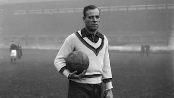 Al hablar de Ricardo Zamora hablamos de uno de los mejores porteros de la historia del fútbol. Quienes le vieron y escribieron sobre su juego le describen como un portero ágil, inteligente, valiente o, en otras palabras, de otros tiempos. No obstante, la carrera de “El Divino” se vería truncada con la Guerra Civil. El guardameta, durante su carrera en España, combinaba sus actuaciones en la portería con sus colaboraciones en el diario de corte católico “Ya!”, lo que le puso en la mira de los milicianos del Frente Popular, quienes le encarcelaron en la Cárcel Modelo de Madrid acusado de fascista y condenado a muerte. Cuando le tocaba el turno de morir, una voz se escuchó en el tumulto diciendo “He aquí a Ricardo Zamora, el gran jugador internacional de fútbol. Es mi amigo y muchas veces me dio de comer. Está preso aquí y esto es una injusticia. Que nadie le toque un pelo la ropa. Yo lo prohibo¨. Era el poeta Pedro Luis de Gálvez, quien luego besó y abrazó al portero mientras coreaba su nombre, según comentó Ramón Gómez de la Serna en una crónica del evento en el Diario Argentino “La Nación”.  Años después, al finalizar la contienda, ante el tribunal militar se presentó una fotografía dedicada que Zamora le regaló al poeta después del episodio de la cárcel Modelo con una dedicatoria "a Pedro Luis Gálvez, el único hombre que me ha besado en la cárcel".
