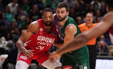 El Unicaja arrolla al Girona y mantiene el pulso con el Real Madrid