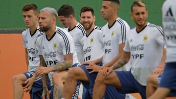 Messi sonríe entre sus compañeros durante un entrenamiento de Argentina de cara al partido ante Brasil en Belo Horizonte.