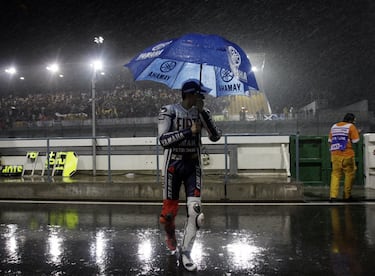 En Qatar suele llover alrededor de cuatro o cinco días al año y uno de los que lo hizo fue el 12 de abril de 2009, día programado para el arranque de la temporada de ese año. Ver para creer, lluvia en el desierto, y de noche, lo que hacía imposible que las MotoGP rodaran, porque en el circuito de Losail se corre por la noche, bajo los focos, y el reflejo de la luz en el agua sobre el asfalto deslumbraba a los pilotos. Los de 125cc y 250cc se libraron de la lluvia, pero no los la clase reina, que se quedaron sin correr el domingo y se aplazó su prueba al lunes. Ganó Stoner con la Ducati sin apeniccwin247.competencia y con gran parte de la caravana mundialista ya de regreso en sus casas.
