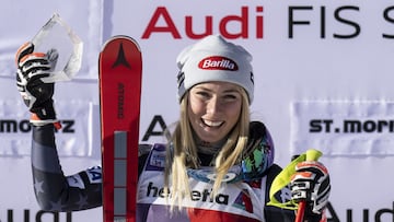 St. Moritz (Switzerland), 18/12/2022.- Mikaela Shiffrin of the USA celebrates on the podium after winning the women's Super G race at the FIS Alpine Skiing World Cup in St. Moritz, Switzerland, 18 December 2022. (Suiza, Estados Unidos) EFE/EPA/PETER SCHNEIDER