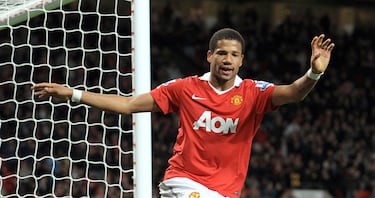 Petición de Ferguson que lo fichó sin haberlo visto jugar. En 4 años solo jugó 7 partidos y marcó 2 goles. De hecho, fue objeto de broma por parte de la afición de Olf Trraford.