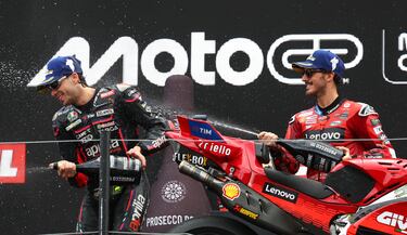 Marco Bezzecchi y Francesco Bagnaia se bañan en champán en el podio tras el GP de Países Bajos.