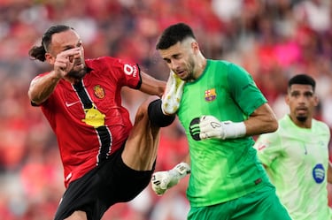 El árbitro, Munuera Montero, y tras revisar la jugada en el VAR, expulsa con roja directa a Vedat Muriqi por levantar en exceso la bota y golpear el rostro de Joan García.