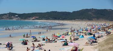 Es una de las mejores playas de Pontevedra. Tiene un arenal de más de 2 kilómetros de longitud y sus aguas cristalinas hacen de este lugar un entorno perfecto para los amantes de los deportes de agua. En sus alrededores podemos encontrar la Ermita da Lanzada, un espacio donde se unen arte y naturaleza.