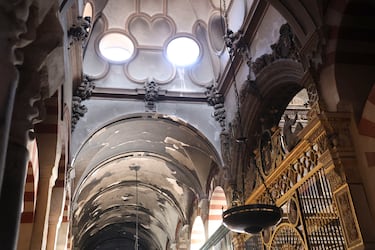 Detalles de la zona afectada por el incendio en la Mezquita-Catedral de Córdoba.