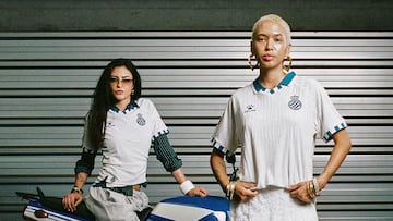 La segunda camiseta, beige con pequeños toques azules