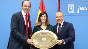 El presidente de la Federación Madrileña de Balonmano, José Javier Hombrados, la concejal de Deportes del Ayuntamiento de Madrid, Sofía Miranda y el presidente de la Real Federación Española de Balonmano, Francisco Blázquez posan con el trofeo de campeones de Europa de Balonmano conseguido por España.