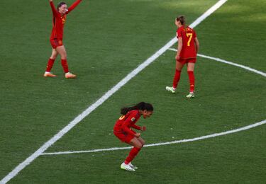 Las jugadoras españolas gritan eufóricas en el momento que la colegiada señaló el final del partido.