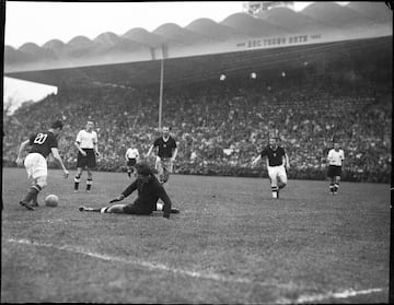 La final se mantuvo igualada en el marcador, pero no en el juego, porque los húngaros no cesaban sus peligrosos ataques mientras que Alemania se encontraba encerrada atrás. Por ello, una de las figuras del partido fue el guardameta germano, Turek. Gracias a él, los dirigidos por Sebes no pasaron del segundo gol y mantuvo vivo el deseo alemán.