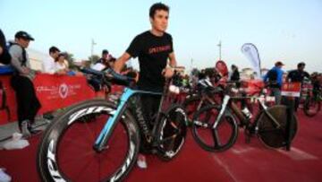 Javier Gómez Noya prepara su bici en un entrenamiento en Dubai previo a la competición de este viernes.