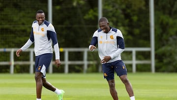 San Sebastian (Spain), 15/05/2024.- Real Sociedad players Sadiq Umar (L) and Hamari Traore in action during the team's training session in Zubieta, San Sebastian, Spain, 15 May 2024. Real Sociedad will face Valencia CF in their LaLiga soccer match on 16 May. (España) EFE/EPA/Juan Herrero