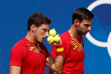 Caen eliminados en el cuadro dobles ante los australianos Ebden y Peers por 6-2 y 6-5. España dice adiós a la final soñada entre la pareja que ha caído ahora mismo y la que juega a continuación: Rafael Nadal y Carlos Alcaraz.