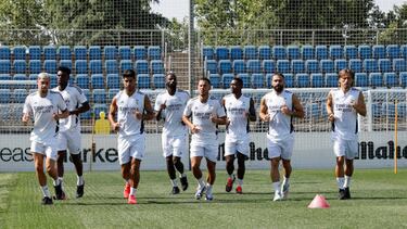 Valverde, Tchouameni, Asensio, Mendy, Hazard, Alaba, Carvajal y Modric, en un entrenamiento de la pretemporada del Real Madrid en Valdebebas.