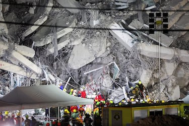 El personal de rescate trabaja en un edificio que se derrumbó después de que un fuerte terremoto sacudiera el centro de Myanmar.