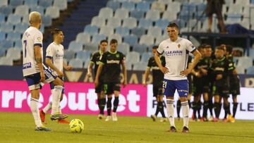 Los jugadores del Zaragoza se lamentan tras uno de los cinco goles que encajaron en la última jornada contra el Leganés.