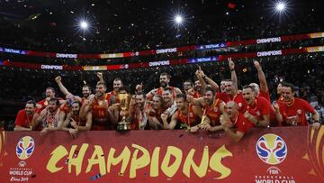España, celebrando su título mundial en Pekín.