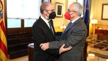 El presidente de Aragón Javier Lambán y el presidente del Comité Olímpico Español Alejandro Blanco se saludan en la reunión que han mantenido con motivo de la candidatura para los Juegos Olímpicos de Invierno de 2030.
