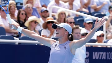 Iga Swiatek celebra su victoria contra Elena Rybakina en el Cincinnati Open.