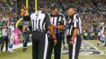 Los árbitros discuten la polémica jugada que decidió el Seattle-Detroit de la semana 4.