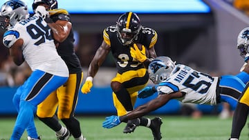 CHARLOTTE, NORTH CAROLINA - AUGUST 21: Lew Nichols #35 of the Pittsburgh Steelers escapes a tackle from Bam Martin-Scott #57 of the Carolina Panthers during the second half of an NFL Preseason 2025 game at Bank of America Stadium on August 21, 2025 in Charlotte, North Carolina. David Jensen/Getty Images/AFP (Photo by David Jensen / GETTY IMAGES NORTH AMERICA / Getty Images via AFP)