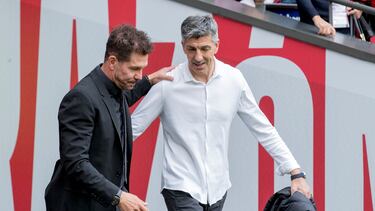 El entrenador del Atlético de Madrid, Simeone y el entrenador de la Real Sociedad, Imanol, se saludan antes del inicio del encuentro.