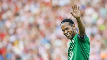 GRA336. MADRID, 28/05/2017.- El exjugador brasileño Ronaldinho durante el partido de despedida del estadio Vicente Calderón "Final de Leyenda", un encuentro amistoso disputado esta tarde en Madrid en el que han jugado diferentes ge