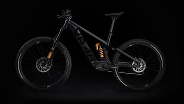 La bicicleta eléctrica de montaña de Valentino Rossi en edición limitada y firmada por el piloto italiano sobre fondo negro.
