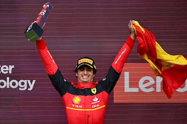 Cómo olvidar esa frase que el madrileño dejó para la posteridad en su primera victoria en la F1 que alcanzó desde su primera pole. Fue una carrera de infarto desde la salida, cuando Zhou acabó bocabajo en un accidente espeluznante. Sainz tuvo la pizca de suerte necesaria con un pinchazo de Verstappen cuando lideraba y con un Safety Car que le permitió atacar a Leclerc, al que había dejado pasar, con mejores neumáticos (Charles no paró) pese a la ocurrencia de su box de no hacerlo para defenderle de Hamilton. Pero Carlos tiró de orgullo, demostró de qué pasta está hecho y soltó su “dejad de inventar”. “Le pedí al equipo que me lo dejarán a mí…”, admitía. Y no sé equivocó.