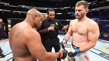 Daniel Cormier y Stipe Miocic se saludan antes del UFC 241.