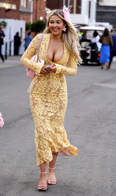 Ambiente durante el 'Ladies Day' del Grand National Festival, la carrera ecuestre más importante de las que se celebran en el Reino Unido, en el Circuito de Aintree, Liverpool.