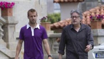 <b>EL PRIMERO EN LLEGAR. </b>Joan Tomas abandona la sede del club después de firmar su renovación.