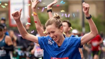 La atleta Jessica Anderson celebra el récord Guinness de Maratón vestida de enfermera.