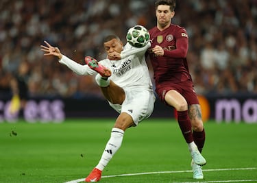 1-0. Balón al espacio de Raúl Asencio para el desmarque de Kylian Mbppé, que gana la espalda  a los defensores del City. El delantero francés deja botar el esférico, y en el mano a mano con Ederson, define con una espectacular vaselina.