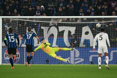 1-1. Perfecto lanzamiento, desde los once metros, de Charles De Ketelaere que manda el balón a la izquierda de Thibaut Courtois. El guardameta belga se vence al lado contrario.