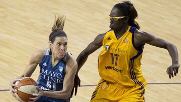 Anna Cruz controla el balón ante Essence Caeson.