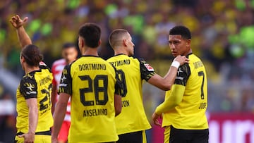 Soccer Football - Bundesliga - Borussia Dortmund v 1. FC Union Berlin - Signal Iduna Park, Dortmund, Germany - August 31, 2025 Borussia Dortmund's Jobe Bellingham reacts with Waldemar Anton REUTERS/Thilo Schmuelgen DFL REGULATIONS PROHIBIT ANY USE OF PHOTOGRAPHS AS IMAGE SEQUENCES AND/OR QUASI-VIDEO.