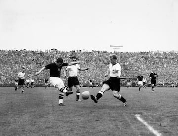 El duelo arrancó según lo previsto, el “Equipo de Oro” partió ganado de forma temprana por dos goles a cero, gracias a un testarazo de Puskas en el minuto 6 y al oportunismo de Czibor en el minuto 8 tras aprovechar un error del portero alemán.