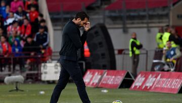 ALMERIA 09/04/2023. El entrenador del Valencia C.F. Rubén Baraja tras finalizar el partido celebrado este domingo en Power Horse Stadium de Almería durante la jornada 28 de LaLiga Santander. EFE / Carlos Barba