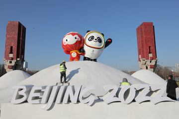 Trabajadores chinos ultiman la colocación de Bing Dwen Dwen, la mascota de los Juegos Olímpicos de Invierno de Pekín 2022 (del 4 al 20 de febrero), y de Shuey Rhon Rhon, la mascota de los Juegos Paralímpicos. Pekín se convierte en la primera ciudad del mundo en albergar los Juegos Olímpicos de Verano (2008) e Invierno (2022).