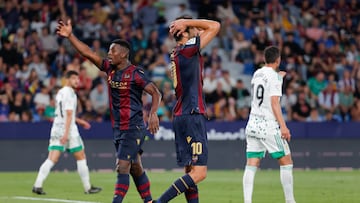 VALENCIA, 27/05/2023.- El delantero brasileño del Levante Wesley Moraes (i) durante el partido de la última jornada de LaLiga Smartbank que se disputa este sábado en el Estadio Ciudad de Valencia. EFE/Manuel Bruque