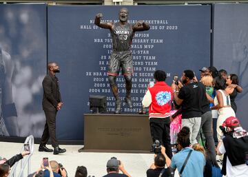 Oscar León y Omri Amrany, han sido los autores de la estatua de Wade que estará a las afueras del pabellón de los Miami Heat. En la imagen se puede ver al exjugador haciendo una famosa celebración después de anotar un lanzamiento ganador, señalando el parqué como queriendo decir "esta es mi casa". Wade jugó en Miami 15 temporadas ganando tres anillos (2006, 2012 y 2013), siendo MVP de la final en el primero, fue 13 veces All Star y estuvo en ocho ocasiones en los mejores quintetos de la NBA. El año pasado fue incluido en el Hall of Fame.