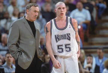 Los Kings vivieron unos años excepcionales entre 1999 y 2006, cuando jugaron playoffs ocho años seguidos y ganaron cinco eliminatorias totales. En 2002 pudieron ser campeones, y solo cedieron en la final del Oeste, en siete partidos y contra los Lakers de Shaquille O'Neal y Kobe Bryant. Fue una de las mejores y más polémicas eliminatorias de la historia. En todos esos años, el entrenador fue Rick Adelman: 624 partidos, 63,3% de victorias. Antes, desde 1981, los Kings no habían ganado ni una eliminatoria. Entre 1986 y 1999 solo jugaron playoffs una vez (con Garry St Jean, en 1996). Después de los años dorados de Adelman (34 victorias en 69 partidos en las eliminatorias), nada más. El último partido de playoffs llegó el 5 de mayo de 2006, el 4-2 que les endosaron los Spurs de Tony Parker, Manu Ginóbili y Tim Duncan.