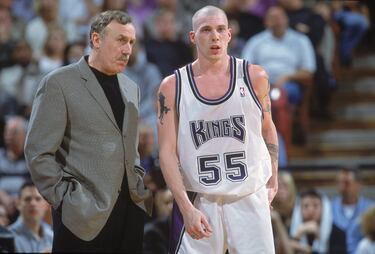 Los Kings vivieron unos años excepcionales entre 1999 y 2006, cuando jugaron playoffs ocho años seguidos y ganaron cinco eliminatorias totales. En 2002 pudieron ser campeones, y solo cedieron en la final del Oeste, en siete partidos y contra los Lakers de Shaquille O'Neal y Kobe Bryant. Fue una de las mejores y más polémicas eliminatorias de la historia. En todos esos años, el entrenador fue Rick Adelman: 624 partidos, 63,3% de victorias. Antes, desde 1981, los Kings no habían ganado ni una eliminatoria. Entre 1986 y 1999 solo jugaron playoffs una vez (con Garry St Jean, en 1996). Después de los años dorados de Adelman (34 victorias en 69 partidos en las eliminatorias), nada más. El último partido de playoffs llegó el 5 de mayo de 2006, el 4-2 que les endosaron los Spurs de Tony Parker, Manu Ginóbili y Tim Duncan. 