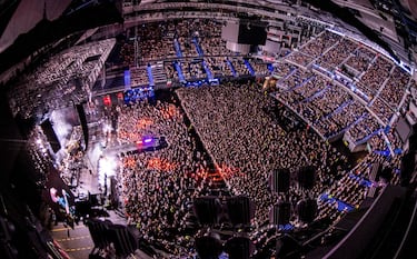Carín León se hace gigante en Madrid con corridos, rancheras y míticas versiones
