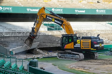 El Real Betis ha iniciado los trabajos de demolición de la Grada de Preferencia del Estadio Benito Villamarín. Esto es parte de las obras que transformarán por completo el coliseo verdiblanco.