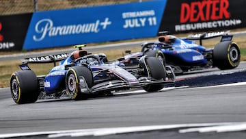 Carlos Sainz rueda por delante de Alex Albon con el Williams FW47 de F1.