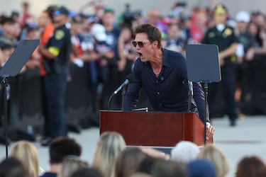  Tom Brady habla ante los medios y aficionados que acudieron a ver la revelación de su monumental estatua. El exjugador acabó eufórico una vez se reveló.